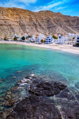 Qantab plajı, Muscat, Umman yakınlarında popüler bir turizm merkezi.