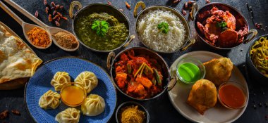 Hint yemekleri ile kompozisyon: samosa, pakora, palak paneer, jalfrezi, thukpa ve naan ekmeği