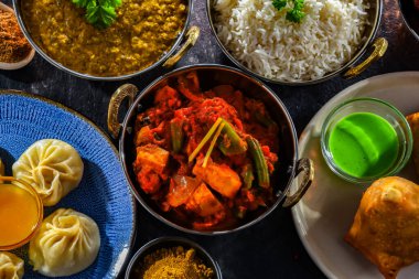 Hint yemekleri ile kompozisyon: samosa, pakora, palak paneer, jalfrezi, thukpa ve naan ekmeği