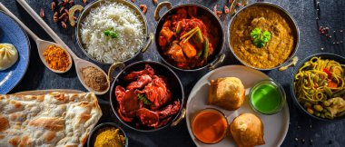 Hint yemekleri ile kompozisyon: samosa, pakora, palak paneer, jalfrezi, thukpa ve naan ekmeği