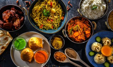 Hint yemekleri ile kompozisyon: samosa, pakora, palak paneer, jalfrezi, thukpa ve naan ekmeği