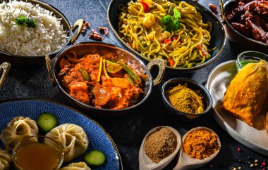 Hint yemekleri ile kompozisyon: samosa, pakora, palak paneer, jalfrezi, thukpa ve naan ekmeği