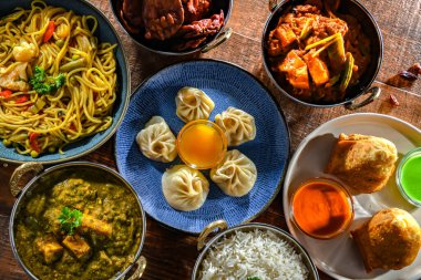 Hint yemekleri ile kompozisyon: samosa, pakora, palak paneer, jalfrezi, thukpa ve naan ekmeği