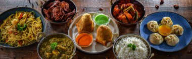 Hint yemekleri ile kompozisyon: samosa, pakora, palak paneer, jalfrezi, thukpa ve naan ekmeği