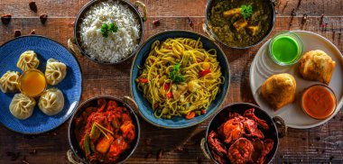 Hint yemekleri ile kompozisyon: samosa, pakora, palak paneer, jalfrezi, thukpa ve naan ekmeği