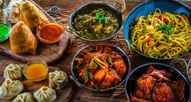 Hint yemekleri ile kompozisyon: samosa, pakora, palak paneer, jalfrezi, thukpa ve naan ekmeği