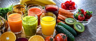 Taze organik sebze ve meyve sularıyla dolu bardaklar. Detoks diyeti