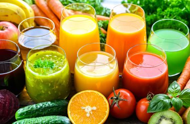 Taze organik sebze ve meyve sularıyla dolu bardaklar. Detoks diyeti