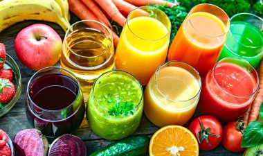 Taze organik sebze ve meyve sularıyla dolu bardaklar. Detoks diyeti