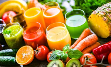 Taze organik sebze ve meyve sularıyla dolu bardaklar. Detoks diyeti