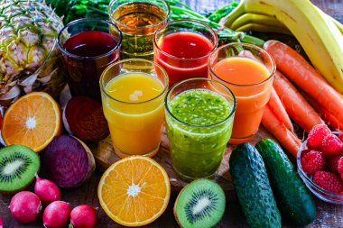 Taze organik sebze ve meyve sularıyla dolu bardaklar. Detoks diyeti