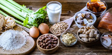 Yumurta, süt, soya, fındık, balık, deniz ürünleri, buğday unu, hardal, kurutulmuş kayısı ve kereviz de dahil olmak üzere genel gıda alerjisi olan bileşim.