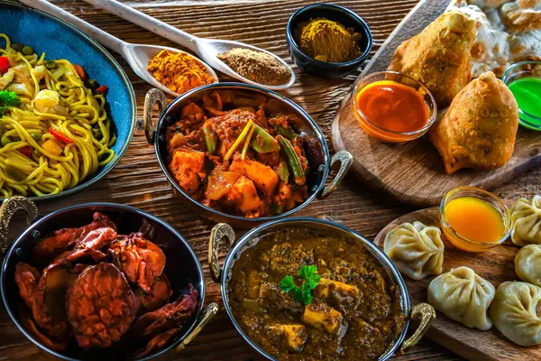 Hint yemekleri ile kompozisyon: samosa, pakora, palak paneer, jalfrezi, thukpa ve naan ekmeği