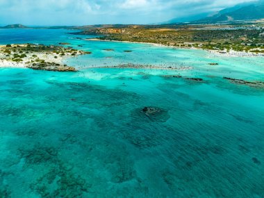 Yunanistan 'ın Girit bölgesindeki Kissamos belediyesindeki Elafonisi plajının hava manzarası