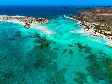 Yunanistan 'ın Girit bölgesindeki Kissamos belediyesindeki Elafonisi plajının hava manzarası