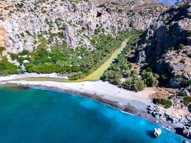 Yunanistan 'ın Girit bölgesinin Rethymno bölgesindeki Agios Vasilios belediyesine bağlı Preveli Plajı' nın hava manzarası
