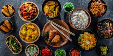 Doğu Asya yemeklerinin çeşitli kompozisyonu.