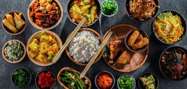 Doğu Asya yemeklerinin çeşitli kompozisyonu.