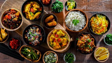 Doğu Asya yemeklerinin çeşitli kompozisyonu.