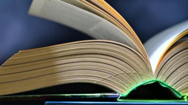 Diğer kitapların arasında açık bir kitap.