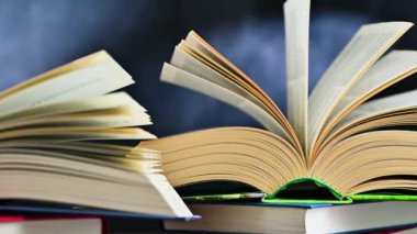 Diğer kitapların arasında açık bir kitap.