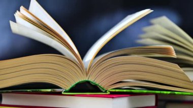 Diğer kitapların arasında açık bir kitap.