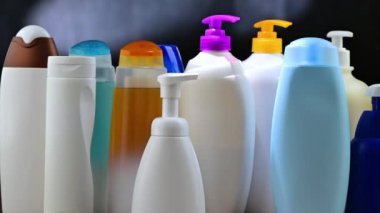 Plastik şampuan ve duş jelleri.