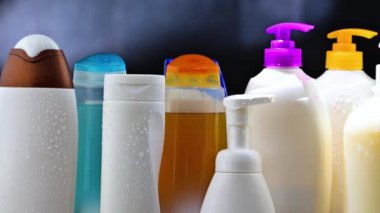 Plastik şampuan ve duş jelleri.