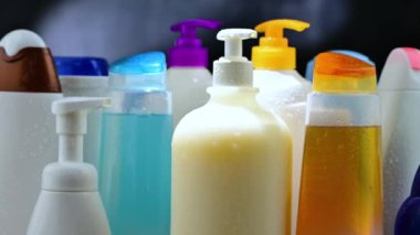 Plastik şampuan ve duş jelleri.