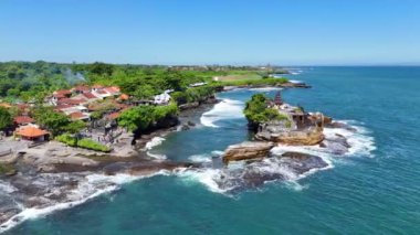 Tanah Lot, Bali, Endonezya 'da uçurum kıyısı