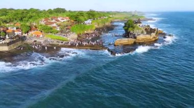 Tanah Lot, Bali, Endonezya 'da uçurum kıyısı