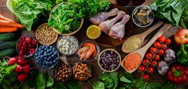 Akıl hastalığını ve beyin sağlığındaki düşüşü azaltmak için oluşturulan zihin diyetini temsil eden gıda ürünleri. Nörodejeneratif Gecikme İçin Akdeniz-DASH Müdahalesi