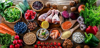 Akıl hastalığını ve beyin sağlığındaki düşüşü azaltmak için oluşturulan zihin diyetini temsil eden gıda ürünleri. Nörodejeneratif Gecikme İçin Akdeniz-DASH Müdahalesi