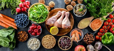 Akıl hastalığını ve beyin sağlığındaki düşüşü azaltmak için oluşturulan zihin diyetini temsil eden gıda ürünleri. Nörodejeneratif Gecikme İçin Akdeniz-DASH Müdahalesi