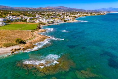 Yunanistan 'ın Girit kentindeki Rethymno bölgesindeki Stavromenos köyünün etrafındaki kıyı manzarası