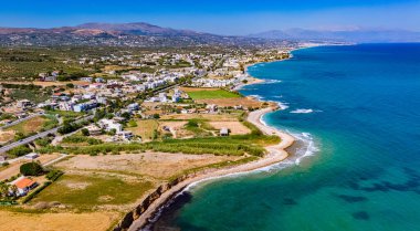 Yunanistan 'ın Girit kentindeki Rethymno bölgesindeki Stavromenos köyünün etrafındaki kıyı manzarası