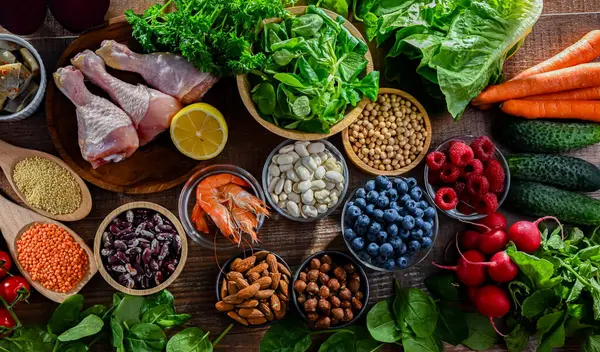 Akıl hastalığını ve beyin sağlığındaki düşüşü azaltmak için oluşturulan zihin diyetini temsil eden gıda ürünleri. Nörodejeneratif Gecikme İçin Akdeniz-DASH Müdahalesi