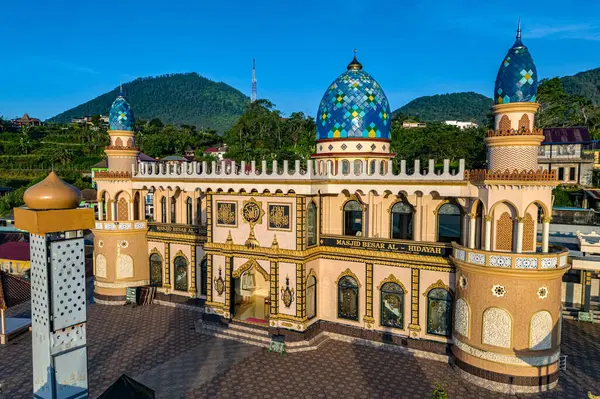 stock image BEDUGUL, INDON - MAY 22, 2024: Masjid Besar Al Hidayah mosque in Bedugul at the Lake Bratan, Bali, Indonesia