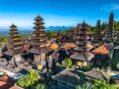 Endonezya 'nın doğusundaki Agung Dağı' nın yamaçlarındaki Besakih Tapınağı.