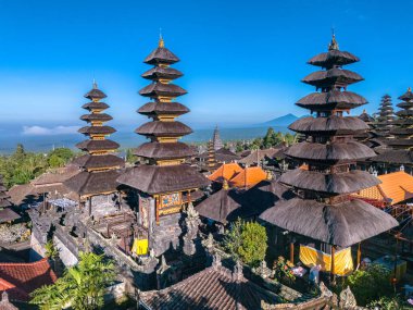 Endonezya 'nın doğusundaki Agung Dağı' nın yamaçlarındaki Besakih Tapınağı.