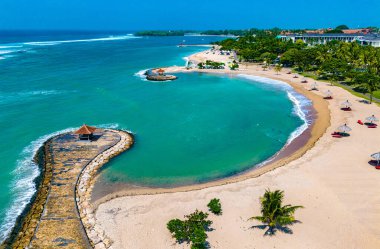 Güney Bali, Endonezya 'da Denpasar civarındaki Nusa Dua tatil köyü manzarası