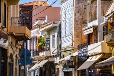 RETHYMNO, GREECE - 2 Temmuz 2024: Yunanistan 'ın Girit kentindeki eski Rethymno kasabası.