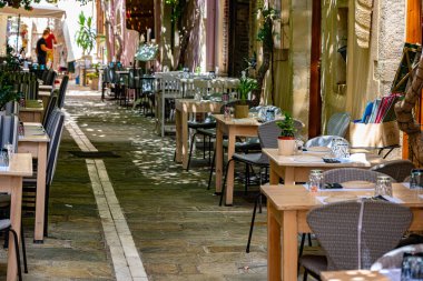 RETHYMNO, GREECE - 2 Temmuz 2024: Yunanistan 'ın Girit kentindeki eski Rethymno kasabası.
