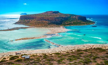Yunanistan 'ın Girit bölgesindeki Kissamos belediyesindeki Balos Gölünün havadan görünüşü