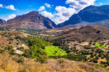Yunanistan 'ın Girit bölgesindeki Preveli plajı yakınlarındaki dağların manzara manzarası