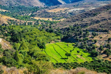 Yunanistan 'ın Girit bölgesindeki Preveli plajı yakınlarındaki dağların manzara manzarası