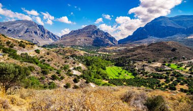 Yunanistan 'ın Girit bölgesindeki Preveli plajı yakınlarındaki dağların manzara manzarası