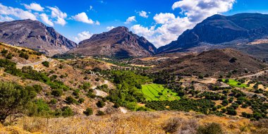 Yunanistan 'ın Girit bölgesindeki Preveli plajı yakınlarındaki dağların manzara manzarası