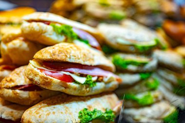 Fast food restoranında taze hazırlanmış sandviçler satılıyor..