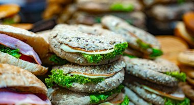 Fast food restoranında taze hazırlanmış sandviçler satılıyor..